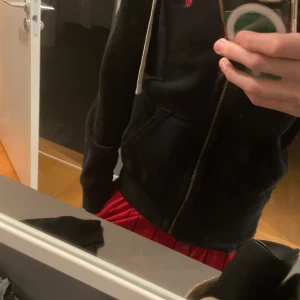 Ralph lauren zip hoodie - Säljer min Ralph lauren zip hoodie som sitter riktigt skönt och är riktigt snygg!