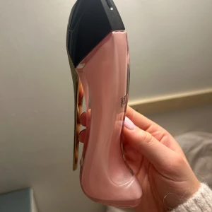 Parfym Carolina Herrera Good Girl Blush - Äkta oanvänd parfym. Carollina Herrera Blush köpt på taxfree för nypris ca 800-900 för 50 ml men säljer för 450. Jag har inte använt den men jag slängde precis lådan så därav priset. 