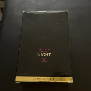 Victoria's Secret Night Eau de Parfum - Elegant och mystisk parfym från Victoria's Secret. Flaskan är svart med en facetterad design och en dekorativ kork. Doften är förförisk och perfekt för kvällsbruk. 100 ml