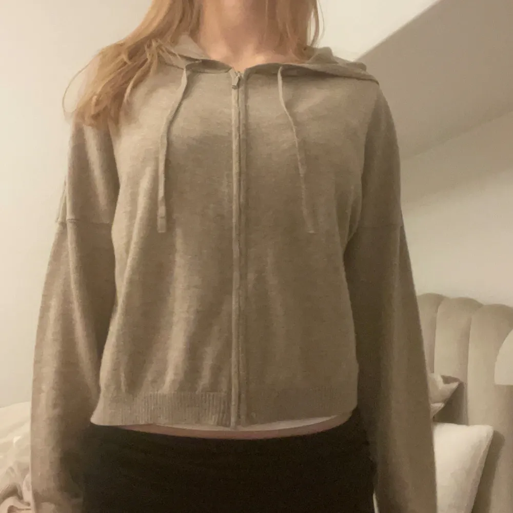 Säljer min fina stickade zip up. Liknar en soft goat zip up. Den är mörk beige och väldigt skön❤️❤️❤️strl M men passar s/xs. Neuletakit & Villapaidat.