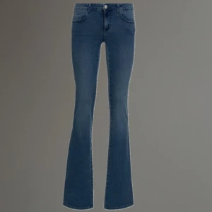 Långa blå bootcut jeans från ONLY - Snygga mörkblå bootcut jeans från ONLY med låg midja köpt från zalando. Jeansen är i storlek M och längd 36, vilket betyder att den passar bäst en 175, men jag skulle säga funkar bra och nästan bättre till kortare. Innerbenslängd 91 i strl Sx36. Storleken M passar även som S😊. Passar till både sneakers och klackar, men främst vardagligt funkar dessa perfekt. Den sitter skönt också formar benen bra. Vid frågor kontakta mig svara gärna💕 Jeansen är oanvända💕 Inköpta pris 449.