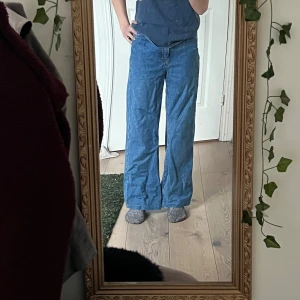 snygga jeans - snygga jeans från lindex! är typ midrise mot high rise och inga defekter!