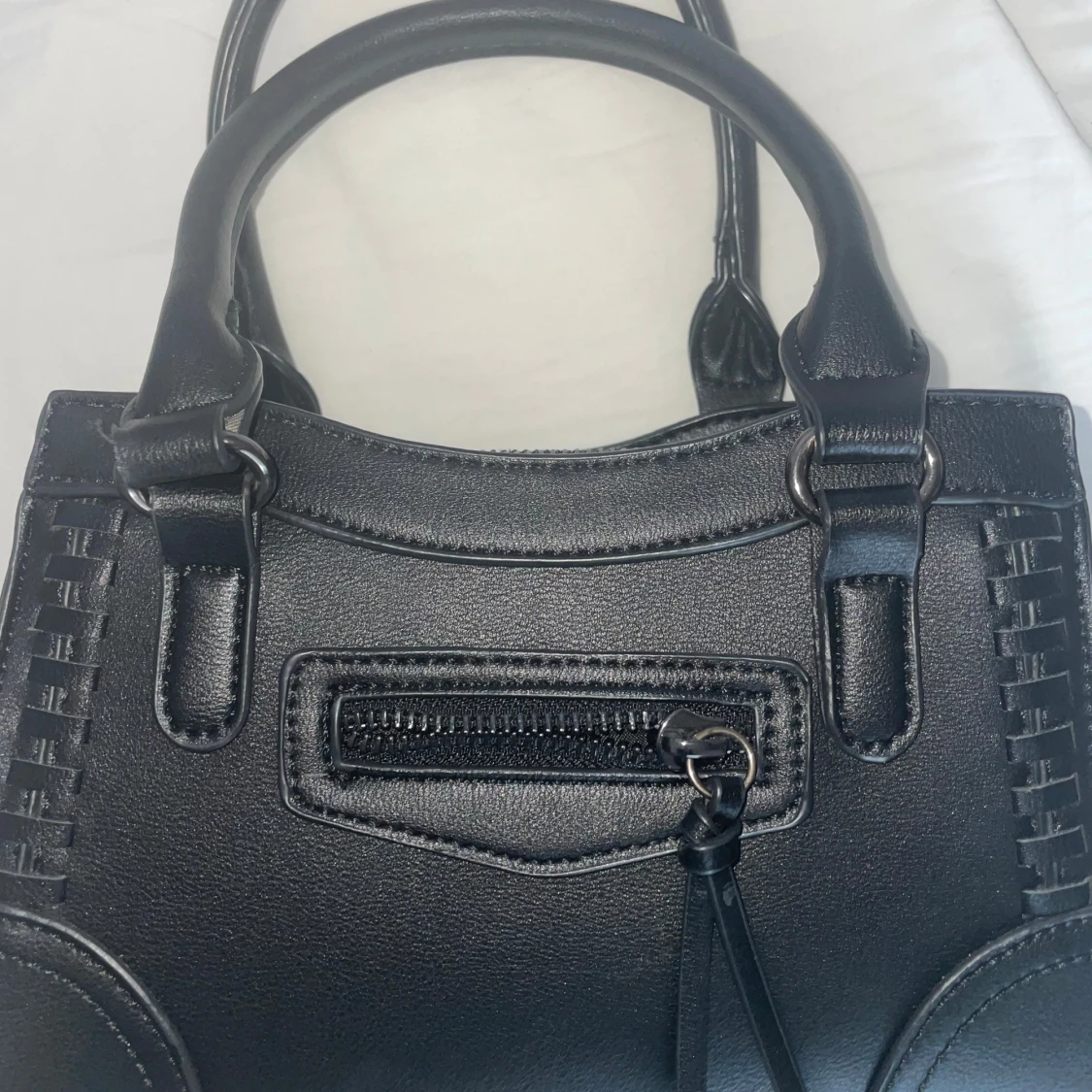 Svart handväska med avtagbar axelrem - 90