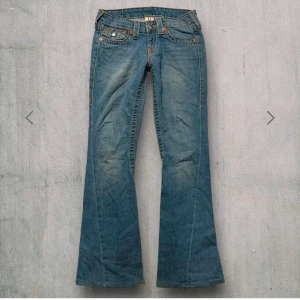 True religion jeans - Säljer ett par jätte snygga True religion jeans i storlek W27. Modellen är Joey big T och de är lågmidjade och bootcut. Köpte de från Benim denim men de är helt oanvända och prislappen finns kvar. Midjemått: 38cm, Innerbenslängd: 76 cm. 💗