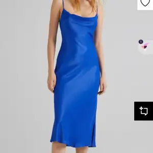 Säljer denna blåa satin klänning från BERSHKA. Använd fåtalet gånger. 