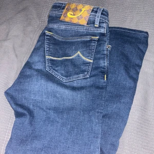 Jacob Cohen Jeans - |Jacob Cohen jeans storlek 29| Ett par riktigt fetta jeans med perfekt passform för dig som vill ha slim. Det är hyfsat stora i storlek så passar även för dig med storlek 30. Riktigt bra skick utan några defekter. Nypris cirka 5000kr. Kom privat vid funderingar!