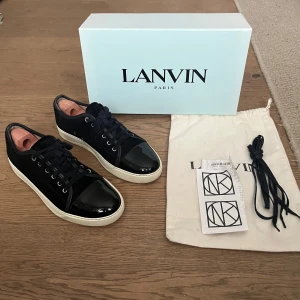 Lanvin skor mörkblåa  - Säljer mina lanvins som är i UK 8 och är i bra skick förutom att sulorna börjar bli slitna och lite skador på lacken. Allt original följer med såsom box, dustbag, extra skosnören och kvitto. 