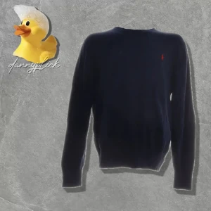 Ralph Lauren stickad tröja - Säljer denna marin blåa stickade ralph lauren tröja. Den är tunn. Storlek S, passar folk runt 168-178. Bra skick. Pris kan diskuteras.