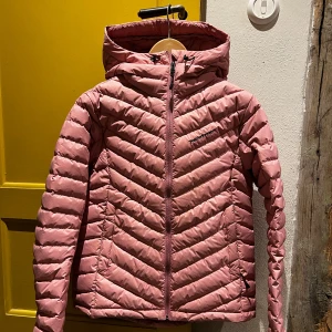 Rosa pufferjacka med huva - Snygg rosa pufferjacka från peak performance med huva och dragkedja framtill. Jackan har ett quiltat mönster och är perfekt för kyligare dagar. Den har en modern look och är både praktisk och stilren.  NYPRIS~3200kr