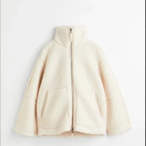 Hm teddy jacka - Säljer min teddyjacka i som endast är använd 1 gång då den inte kommer till användning💕