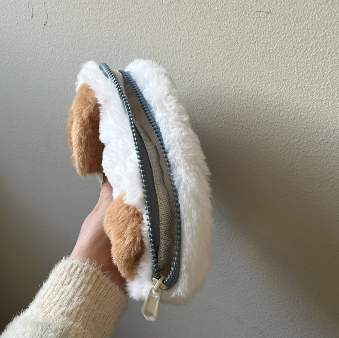 Vit pälsig plånbok med hundmotiv - 90