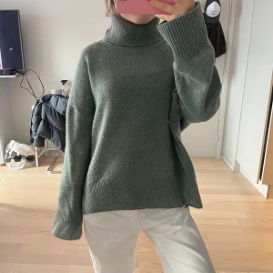 Polotröja  - Säljer denna jättefina gröna polotröjan ifrån h&m!! Älskar den!! 