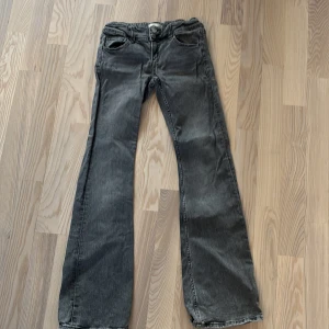 Grå bootcut jeans från Gina Tricot - snygga grå lågmidjade jeans från Gina tricot i storlek 152cm, jeansen är i nytt skick och är använd ett fåtal gånger. Säljer då dom inte passar mig längre🩷
