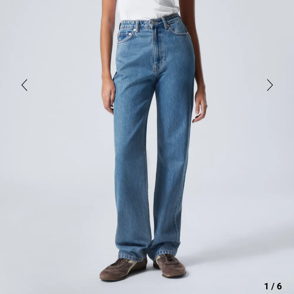 Snygga blå jeans med hög midja och rak passform i modellen high Rowe. Perfekta för en avslappnad stil. Nypris 590kr!. Farkut & Housut.