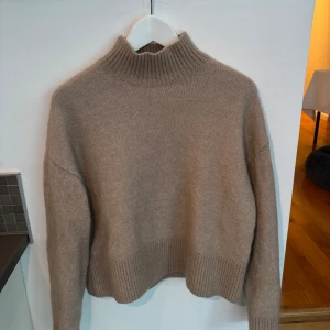 Beige stickad polotröja - Jättefin tröja från &other stories💕nästan aldrig använd och i nyskick💕köpare betalar frakt