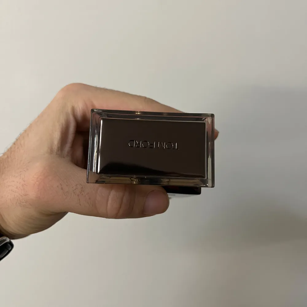 Elegant och mystisk doft från Tom Ford. Myrrhe Mystère kommer i en stilren, mörkbrun flaska med en lyxig känsla. Förpackningen är i matchande brun nyans med guldiga detaljer. Perfekt för den som söker en sofistikerad och unik doftupplevelse.. Perfume.