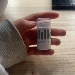 Highlighter från Milk Makeup - Säljer en highlighter från Milk Makeup i stickformat. Perfekt för att ge en naturlig glöd till ansiktet. Enkel att applicera och smidig att ta med sig. Jag har bara använt den ett fåtal gånger och nu när jag skulle ta bilderna och skruvade upp den till Max så råkade den släppa. Men skruvar man tillbaka den så sitter den även om man skulle hålla den uppe upp och ner som jag visar på en av bilderna.❤️ original pris 273