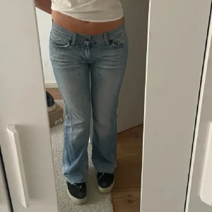 Blå jeans  - Ett par blå jeans köpta här från plick men de passa tyvärr inte mig så säljer vidare 💓slitnings detaljer finns på byxorna, men tror designen ska vara så!💓(bild 4,5)