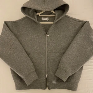 Snygg grå zip up hoodie - Säljer denna zip up hoodie från Weekday då den är lite för stor för mig. Hör gärna av er om ni har frågor, pris kan diskuteras:) 