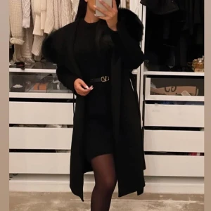 GIOVANNA  kappa från Femina of Sweden. - Säljer min GIOVANNA  kappa från Femina of Sweden. Den har bara använts ett fåtal gånger och är i utmärkt skick. Kappan är jättefin och lyxig, perfekt för kalla dagar. köpte den för 3999 kr, säljer 2500 kr.