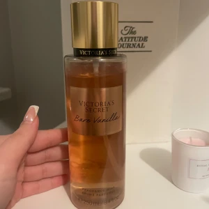 Bare Vanilla body mist  - Vs body mist i doften bare vanilla, nästan helt oanvänd ❤️ 