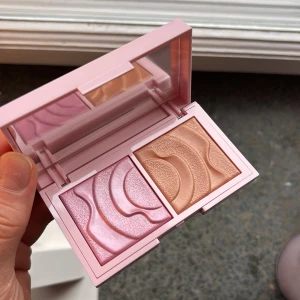 CAIA Prisma Palette Fluffy - Snygg highlighterpalett från CAIA med två nyanser i rosa och champagne/brun. Perfekt för att ge ansiktet en strålande lyster. Aldirg använd