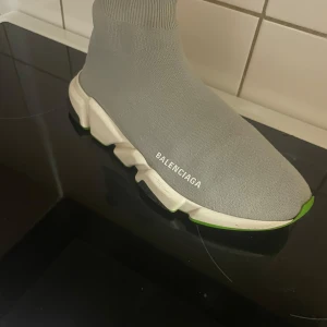 Balenciaga speed runners 2.0 - Tja, säljer de här sällsynta Blenciaga speed runners 2.0 eftersom jag har vuxit ur de. De har strl 43. Köpta för 2 år sedan, ej använda så mke som ni själva ser. Pris går alltid att diskutera 
