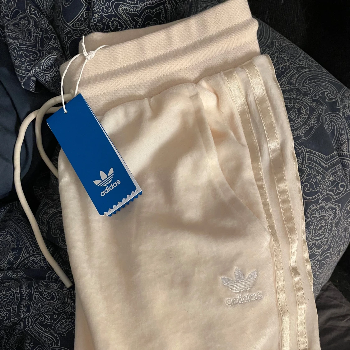 Beige mjukisbyxor från Adidas