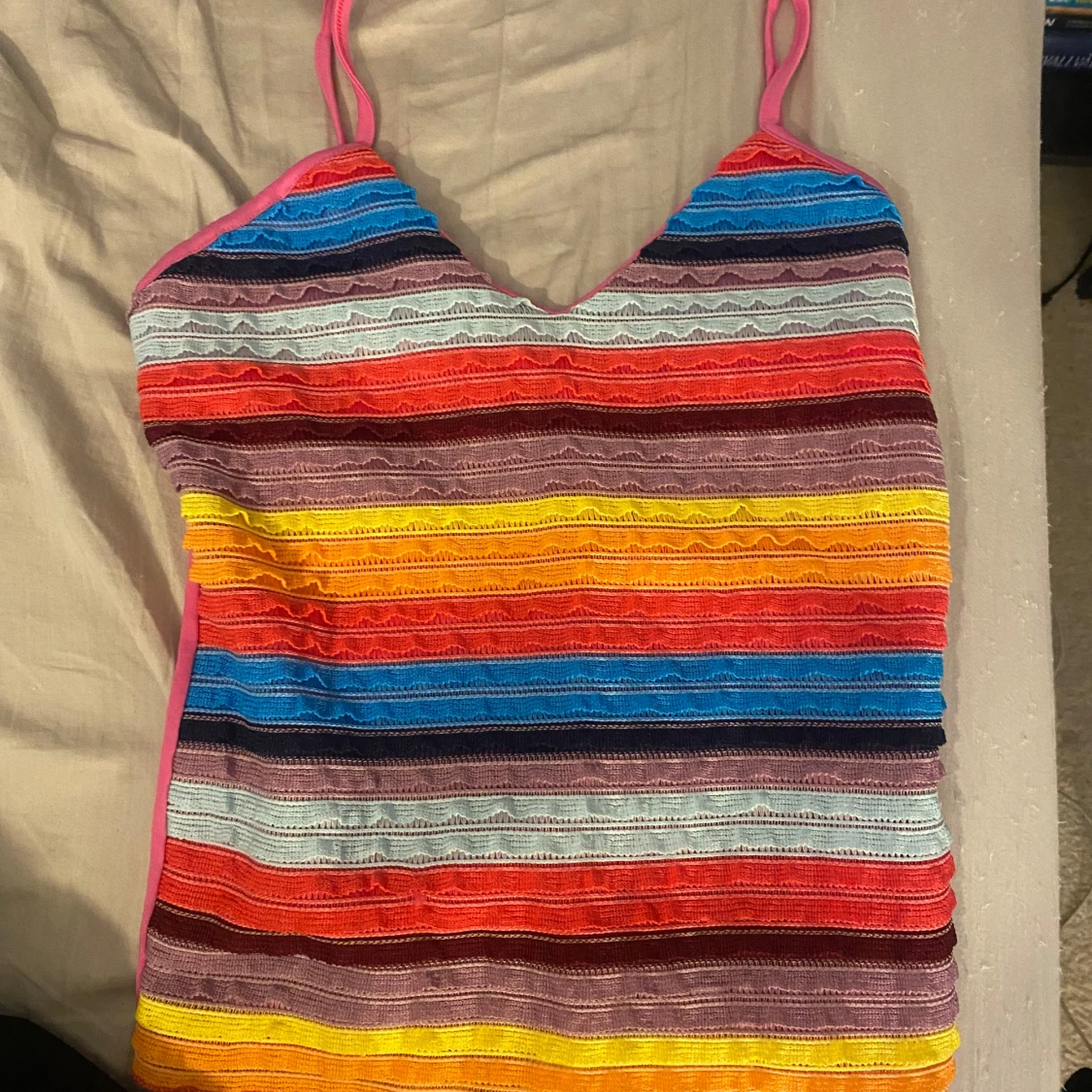 Färgglad randig topp från ONLY