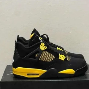 Svarta och gula Nike Air Jordans - Storlek 42 passar 43