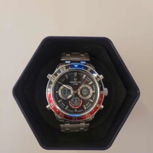 Martyn line klocka - Helt ny martyn line klocka aldrig andvänd en stilren och snygg klocka med många smarta funktioner som gör att den både är en snygg klocka när du vill va finklädd men även som har funktioner som underlättar vardagen för dig nypris är runt 1500-2000kr