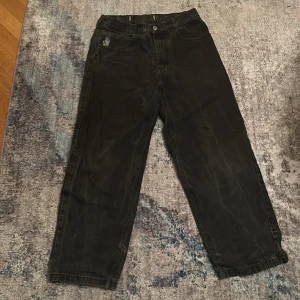 Svarta polar 93 - Säljer ett par svarta polar 93 jeans. Perfekta för en avslappnad stil med en twist. Nästan helt nya men ett litet hål precis under den högra fickan. Storlek 28/30