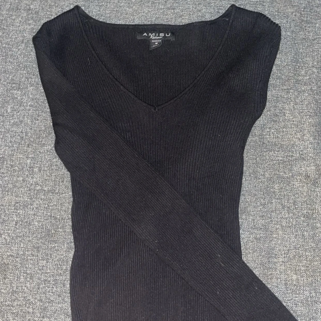 Svart ribbad tröja från Amisu