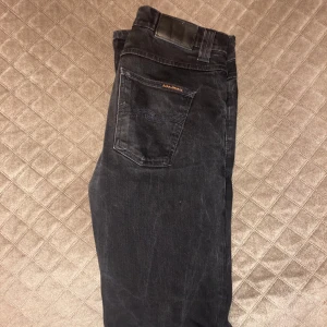 Svarta jeans från Nudie Jeans - Snygga svarta jeans från Nudie. Modellen på jeansen är Lean Dean. Skicket är mycket fint. Hör av er vid frågor eller funderingar:) 