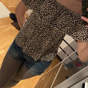 Leopardmönstrad offshoulder topp - Snygg leopardmönstrad offshoulder topp med volangdetaljer. Säljer då den inte används 💕