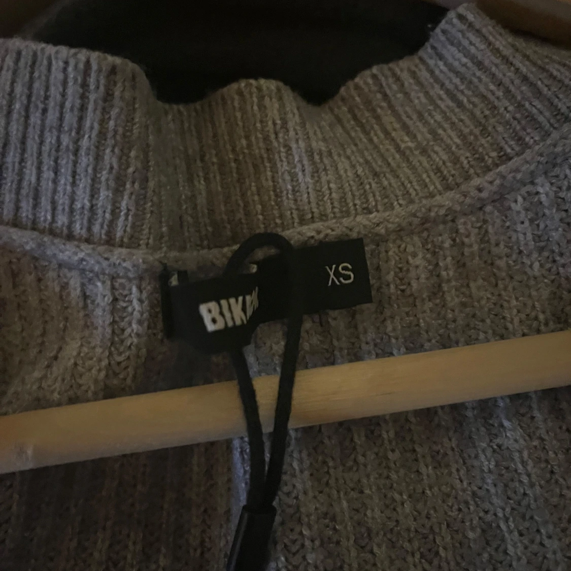 Grå ribbad kofta från BIKBOK - 91