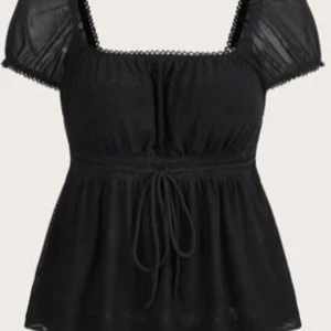 Svart blus med spetsdetaljer - Snygg svart blus med spetsdetaljer och knytband i midjan. Blusen har korta ärmar och en vacker fyrkantig urringning. Perfekt för en stilren look. Storlek s