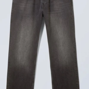Black Washed look Space Relaxed Straight Leg jeans W 28 L 32 svarta med lite urtvättad look  - Weekday Space Relaxed Straight Jeans 90s Blue - Svart med urtvättad look stl W 28 L 32. Jeans med avslappnad passform, raka ben, och lång längd. Dessa jeans är tillverkade av kraftig ekologisk bomulls-denim utökade med återvunnen bomull. De har en klassisk 5-ficksdesign och en knappgylf. Bomull 100% Ytterlager: Ekologisk bomull 60%, Återvunnen bomull 40% Foder: Ekologisk bomull 80%, Återvunnen bomull 20% Skötselråd Maskintvätt 40° Kemtvätt
