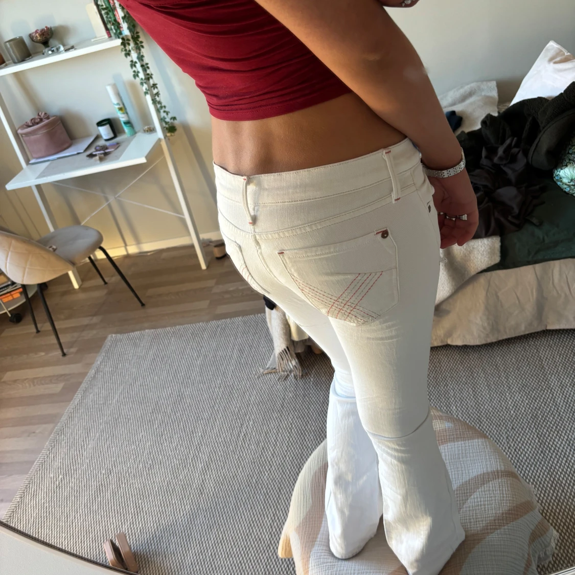 Vita jeans med slitningar - 1