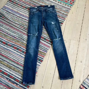 Blåa jeans från Jack & Jones  - Säljer dom här feta blåa jeans från Jack & Jones med riktigt sköna slitningar och en slim passform. I Storleken 27/30. Skick 9/10. Ny pris 999kr: mitt pris 349kr. Medela vid minsta fundering. Kan även gå ner i pris vid snabb affär 📥📥