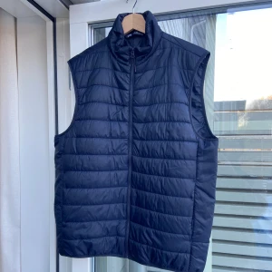 Väst Zara M - Fin mörkblå väst från Zara M