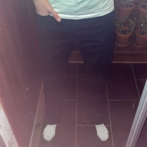 Svarta jeans från Dressmann - Snygga svarta jeans från Dressmann i regular fit. Perfekta för en stilren look. Storleken är 34/32 och moddelen på bilden är 187cm lång och väger 71kg och de passar perfekt. Tveka inte på att skriva vid funderingar eller frågor🙌🤝✅