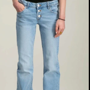 Gina jeans  - Snygga ljusblå bootcut jeans med låg midja och knappar framtill. Dom sälja inte längre och säljer pga att dom inte kommer till användning. Dom är klippa nertill för att dom är annars för långa är 160cm.
