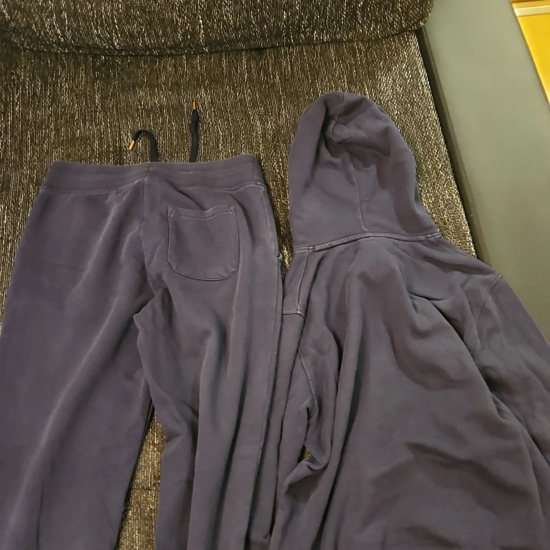 Mörkblå hoodie och byxor från GANT - 90