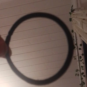 Svart elastisk hårsnodd  - En enkel och praktisk svart elastisk hårsnodd. Perfekt för att hålla håret på plats under dagen. Och de värdefulla hårsnodd det är värt pengarna.