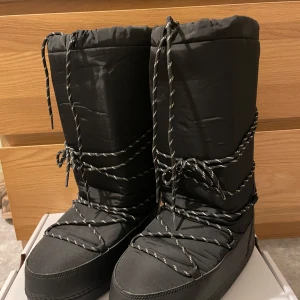 Vinterskor - Så fina o varma vinter skor säljes använda 1 gång, säljes pga att de var för stora för mig