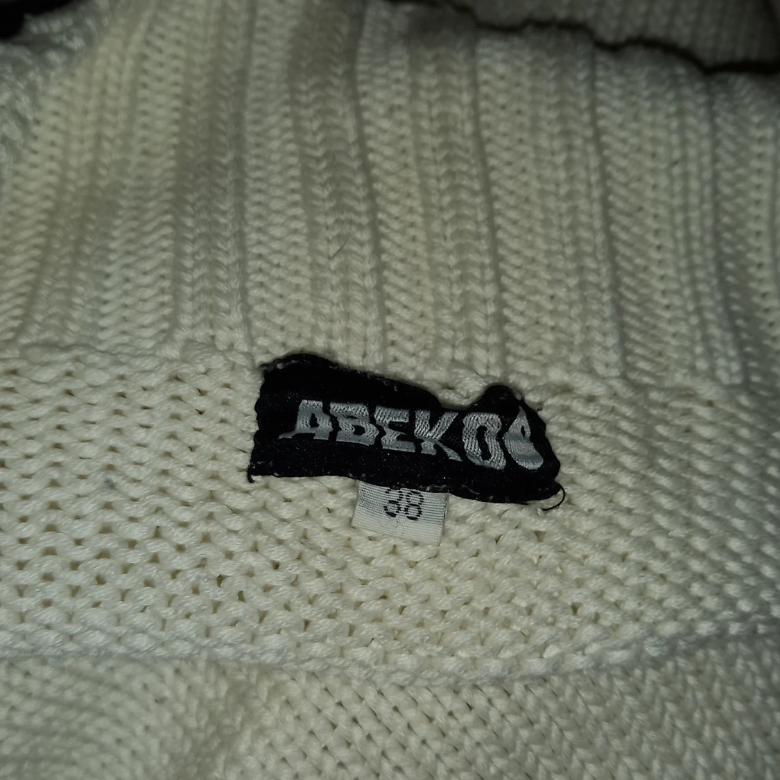 Vit stickad tröja från Abeko - 92