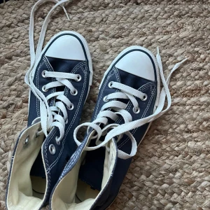 Mörkblå Converse - Mörkblå converse i storlek 36,5. Syns att de är använda men annars mycket bra skick skulle jag säga!