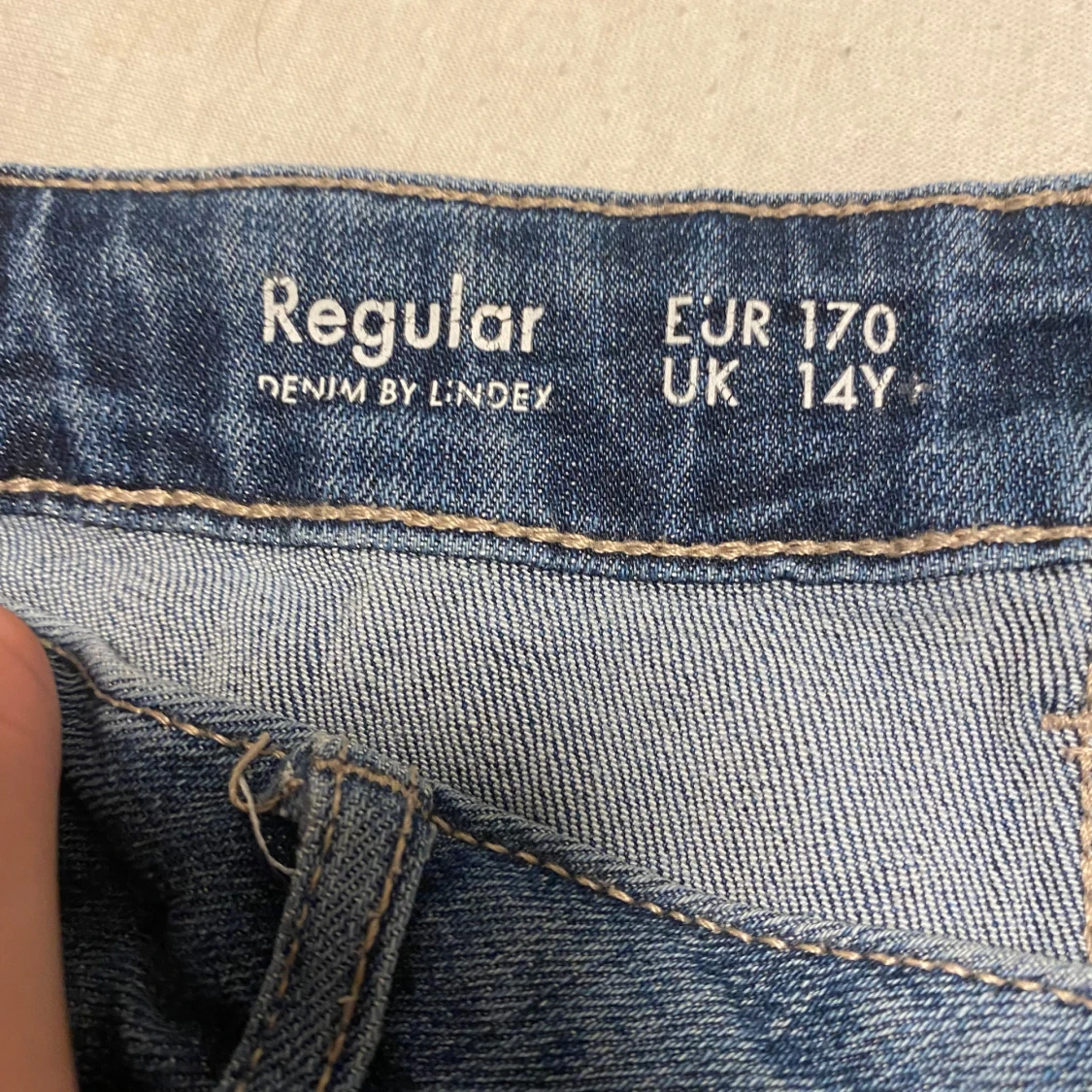 Jeansshorts med patches från Lindex - 92