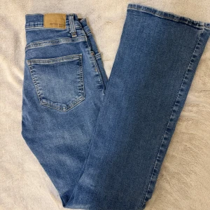 Low waist bootcut jeans - Blåa lågmidjade bootcut jeans från gina! Skulle mer säga att de är mid waist än low!💙✨